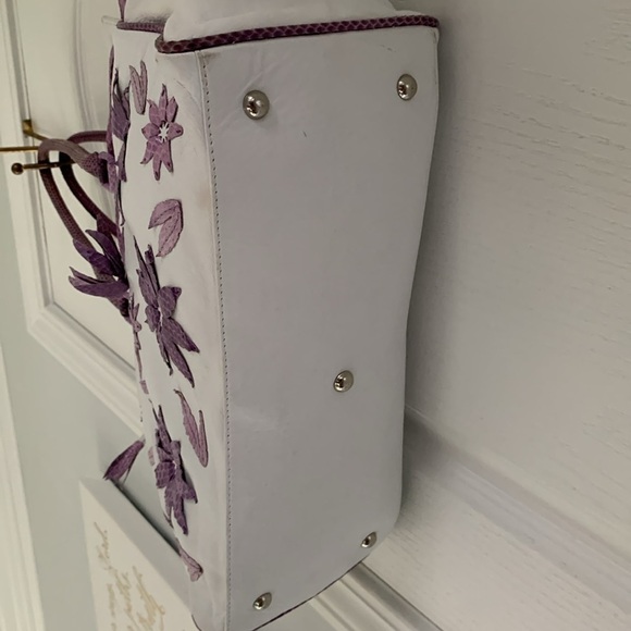 Tosca Blu Shoulder Bag white purple‎ with flowers appliqué snake texture details - Picture 13 of 16